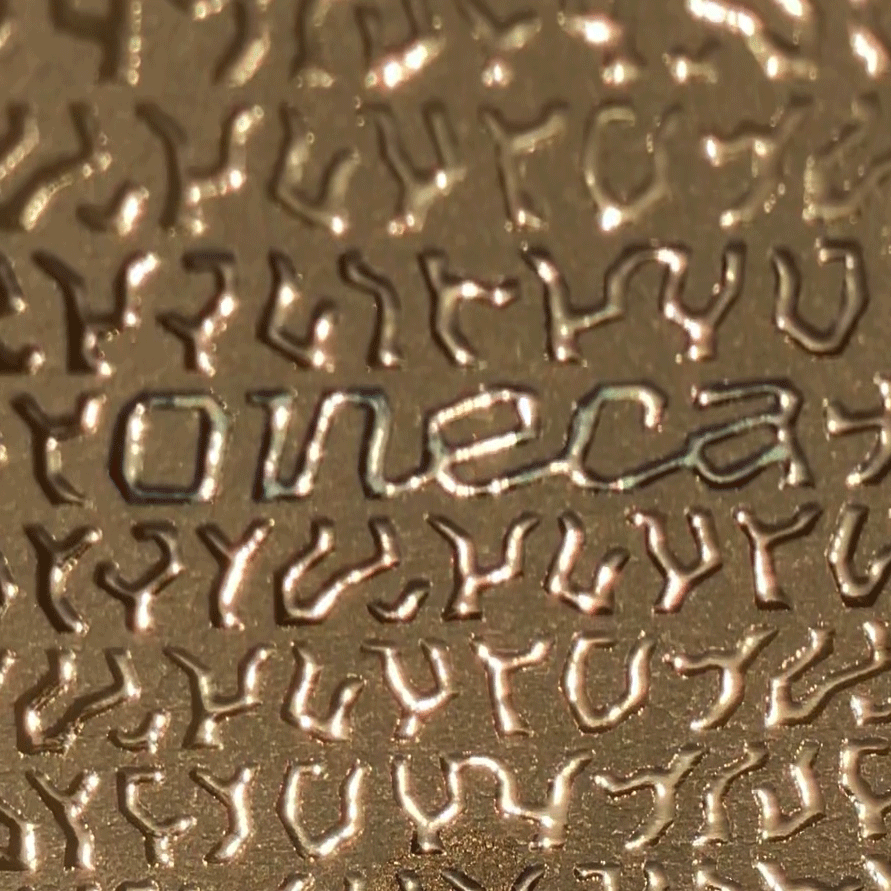 Efecto del reflejo del sol de atardecer en las cepas y logotipo impresos en la etiqueta de Oneca dise&ntilde;ada por Asis Bastida